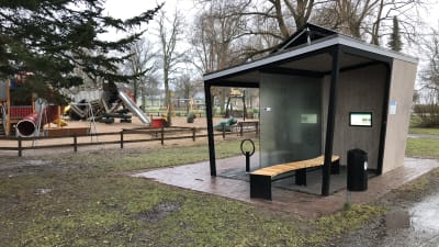 Lekpark och laddningsstation för elcyklar i en park. Stallörsparken i Ekenäs i januari 2023.