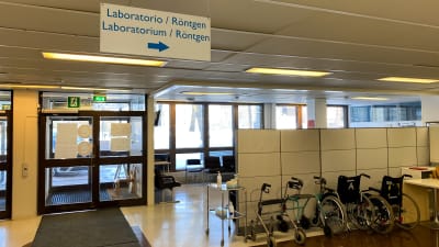 Aulan i Lovisa hälsostation. På en skylt i taket står det Laboratorium/röntgen.