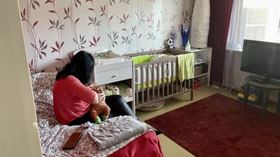 En ukrainsk flyktingkvinna ammar sitt barn i en lägenhet.