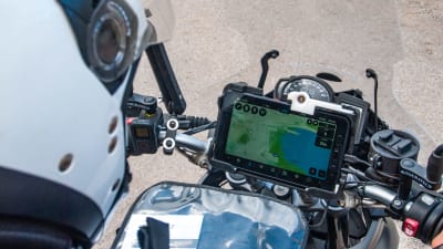 En motorcyklist tittar på sin kartnavigator