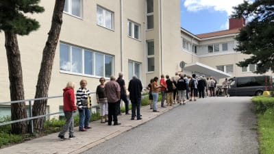 70 plussare köar till Åbo hälsostation i Tallbacken för att få den fjärde dosen coronavaccin.