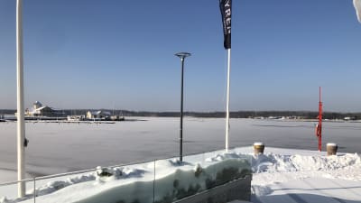 Bild över gästhamnen i Ekenäs med Knipan i  bakgrunden.