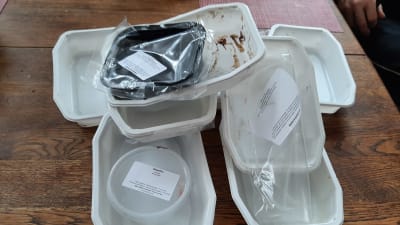Använda engångskärl av plast.