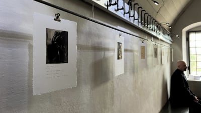 Täckningar från utställningen "Kyss", med Kent Wisti som sitter i bakgrunden.