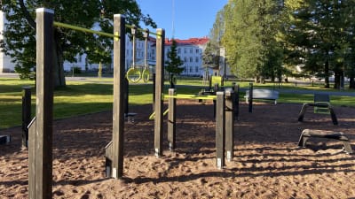 Ulkoliikuntapaikka, jossa erilaisia telineitä Seinäjoen Tammikampuksella. 
