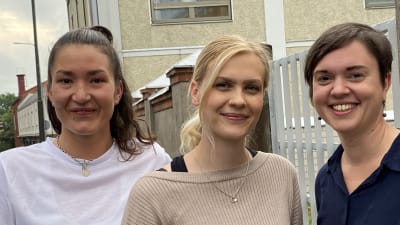 Nadine Mannström, Emmy Randström och Fredrika Åkerö står bredvid varandra.