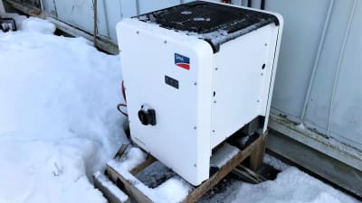 En inverter som omförvandlar energi från solpaneler till el.