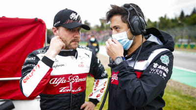 Valtteri Bottas pratar med stallpersonal.