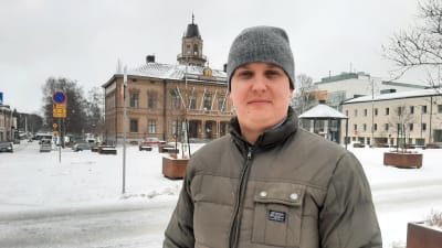 Man på torg.