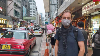 Journalisten Johan Nylander står på en gata i Hongkong.