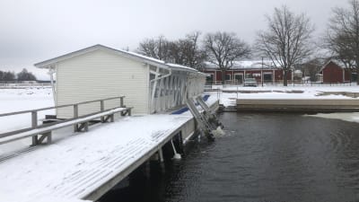 Vinterbadplatsen i Ekenäs med hus för omklädning och bastu.
