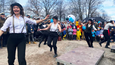 Dansgruppen Rumpskakarna uppträder i Kajsaniemiparken.
