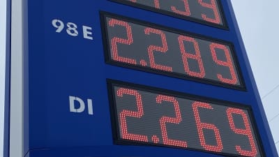 Bränslepriserna anges på en skylt vid en bensinstation, dieselpriset 2,269 euro. 