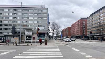 Vägkorsning vid Tavastgatan i Åbo. Två personer gör över gatan. 