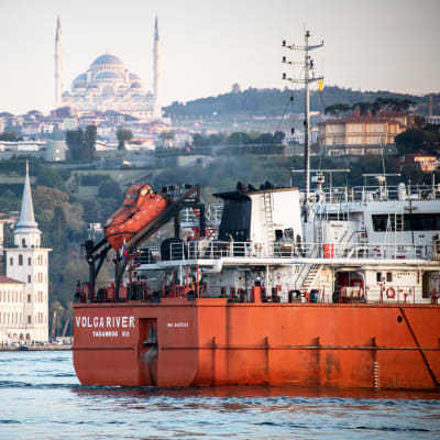 Öljytankki vedessä Bosborinsalmella, taustalla näkyy Istanbul.