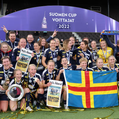 Åland United poserar efter cuptriumfen 2022.