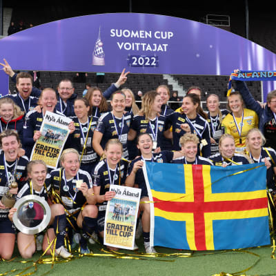 Åland United firar cup-guld på Olympiastadion.
