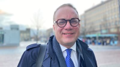 Lahden kaupunginjohtaja Pekka Timonen seisoo lähikuvassa torilla ja katsoo kameraan. 