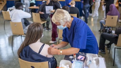 Vaccination av en tonåring i Norge.