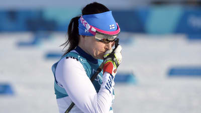 Aino-Kaisa Saarinen gråter.