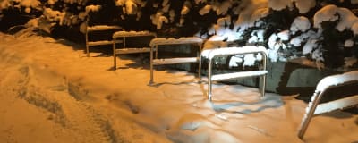Cykelställningar täcka av snö.