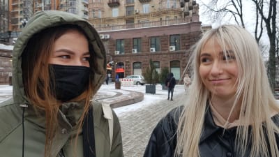 Studenterna Tanja och Katja i Ukraina.