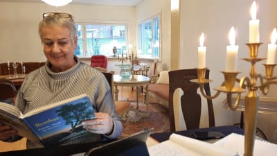 Viveca Strömsten har skrivit en bok om släktens lotshemman Rembas i Porkala och hennes uppväxt i Hangö efter att familjen tvingades flytta när Porkala arrenderades. 