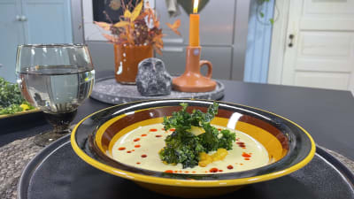 En portion med rostad butternut squash soppa med chiliolja