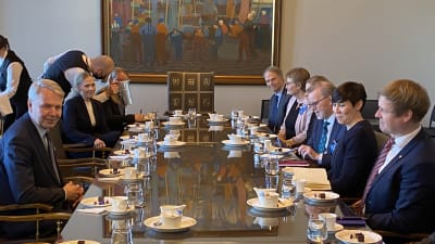 Utrikesminister Pekka Haavisto (de Gröna) tar emot det norska Stortingets utrikes- och försvarsutskottets medlemmar i riksdagen, mars 2022. 