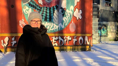 Kvinna i svart kappa står utanför Wasalandia i Vasa. 