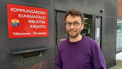 Ilkka Rissanen utanför Ingå kommungård.