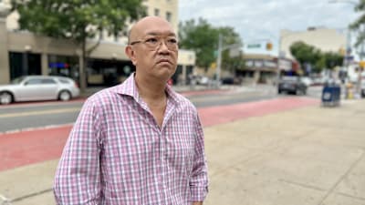 New Yorkbon Bernard Chao står på gata i Queens. Han lutar åt att rösta på republikanerna i mellanårsvalet.