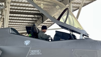 Piloten Merrick Isley sitter i förarkabinen till ett F-35 jaktplan redo för övningsflygning. Hill flygbas i Utah.