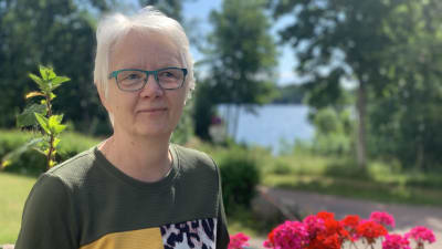 En äldre dam ler.