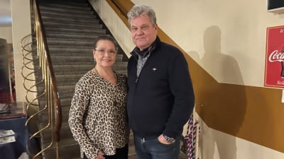 Ett företagarpar som driver biograf i Hangö, Eeva och Keijo Alanen i trappan som leder upp till bosalongen. 