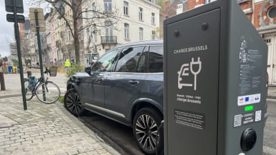 En elbil som laddas i ett gathörn i Bryssel
