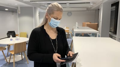 Kvinna i kontorslandskap med munnskydd 