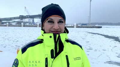 Jessica Ekström vid Vasa stad står i Vasa hamn med issörja i bakgrunden. 