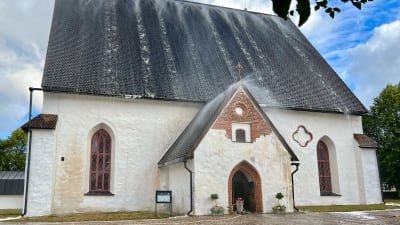 Sprinklersystemet sprutar ner vatten på Borgå Domkyrkans tak.