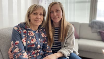 Mariia Skog och hennes mamma Olha Holubova sitter hemma i soffan i Korsholm.