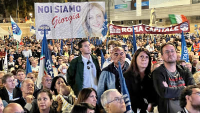 Publiken lyssnar på Giorgia Meloni under ett kampanjmöte i Rom