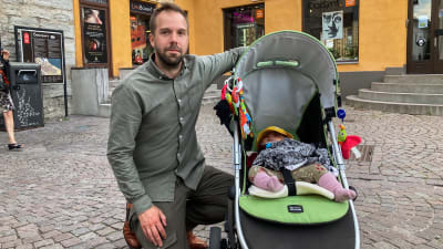Pontus Nordfjell i Visby med sin baby i en barnvagn.