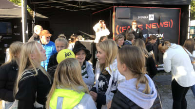 Ungdomar utanför Svenska Yles escape room, Ekenäs höstmarknad.