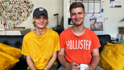 Två ungdomar sitter på en soffa.