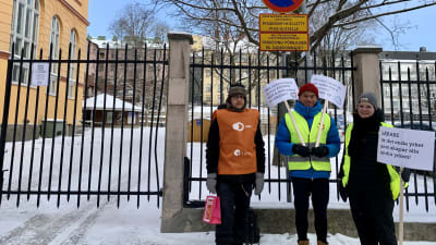 Tre stycken strejkvakter utanför skola i Åbo 