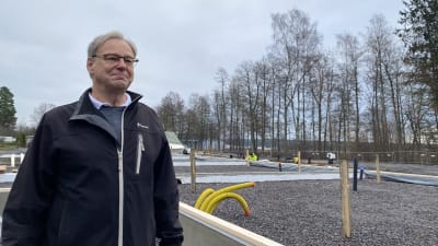 Man vid byggarbetsplats.