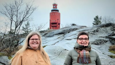 Laura Lotta Andersson och Nina Näsänen framför vattentornet i Hangö.