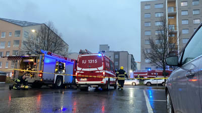 Brandbilar och räddningspersonal utanför hus i Borgå.