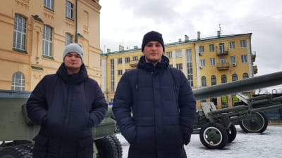 Bröderna Erik och Stanislav Petrov står bredvid varandra utanför ett museum i Charkiv. 