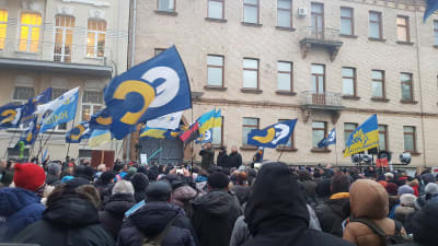 En folkmassa under en demonstration i Kiev, Ukraina.
